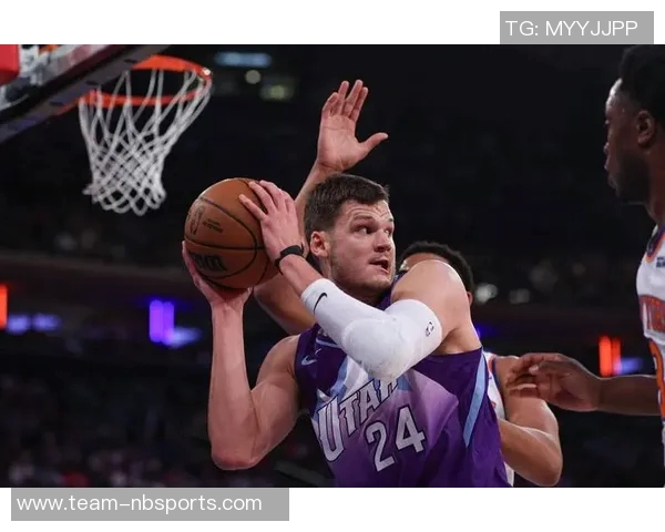 布克强势表现引领球队胜利19投10中斩获31分5篮板3助攻1抢断