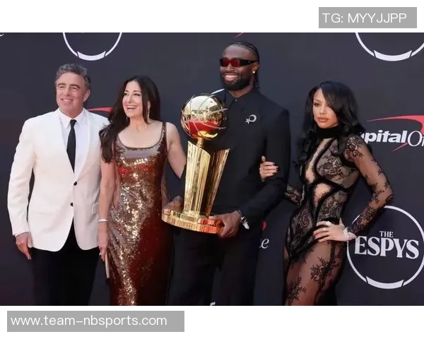 杰伦布朗女友为花花公子拍摄性感美照展现迷人魅力让网友大饱眼福