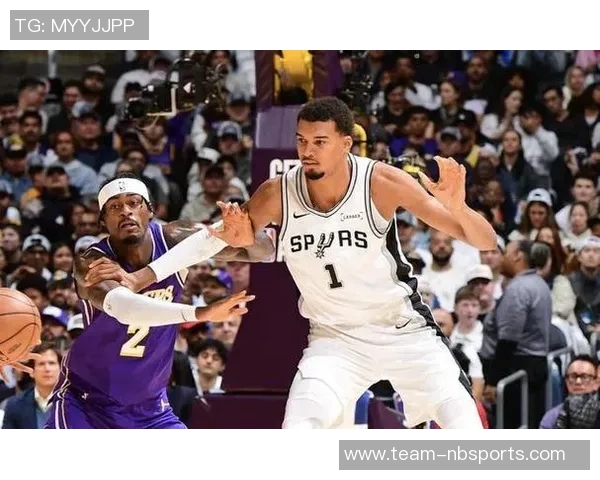 马克西表现平平14投仅5中贡献12分3篮板4助攻4抢断1盖帽状态回暖需加把劲